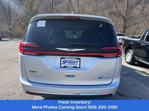 Used 2022 Chrysler Pacifica Touring-L FWD image 7