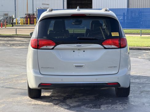 Used 2019 Chrysler Pacifica Limited w/ Advanced Safetytec Group FWD image 8