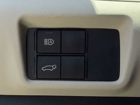 Used 2025 Toyota Highlander XLE AWD/4WD image 23