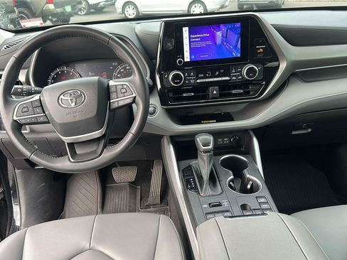 Used 2023 Toyota Highlander XLE AWD/4WD image 13