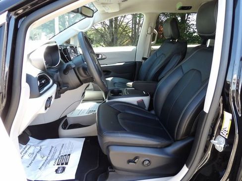 Used 2024 Chrysler Pacifica Touring-L FWD image 15