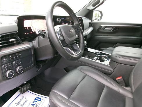 Used 2025 Chevrolet Suburban Z71 AWD/4WD image 14