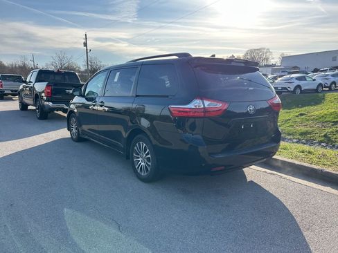 Used 2019 Toyota Sienna XLE image 4