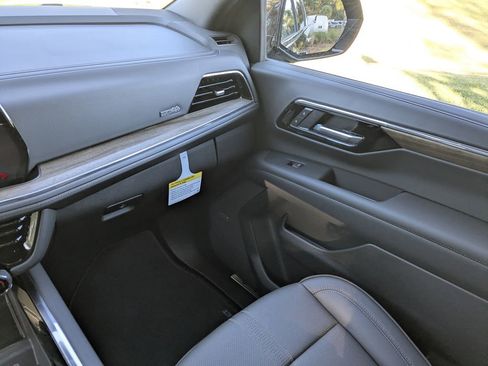 New 2025 Chevrolet Suburban High Country image 17