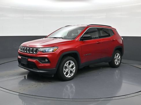 Used 2024 Jeep Compass Latitude AWD/4WD image 4