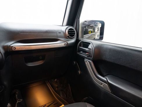 Used 2018 Jeep Wrangler Unlimited Sport w/ Connectivity Group image 10