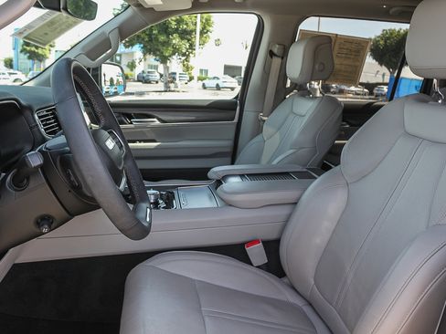 Used 2023 Jeep Wagoneer L Series III w/ Premium Group I image 19