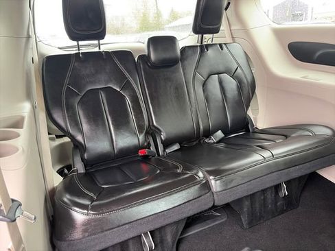 Used 2023 Chrysler Pacifica Touring-L FWD image 40