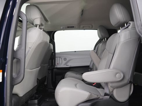 Used 2025 Toyota Sienna XLE AWD/4WD image 15