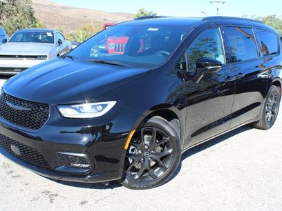 New 2026 Chrysler Pacifica Select w/ S Appearance Package