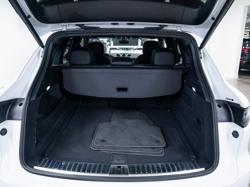 Used 2022 Porsche Cayenne w/ Premium Package image 8