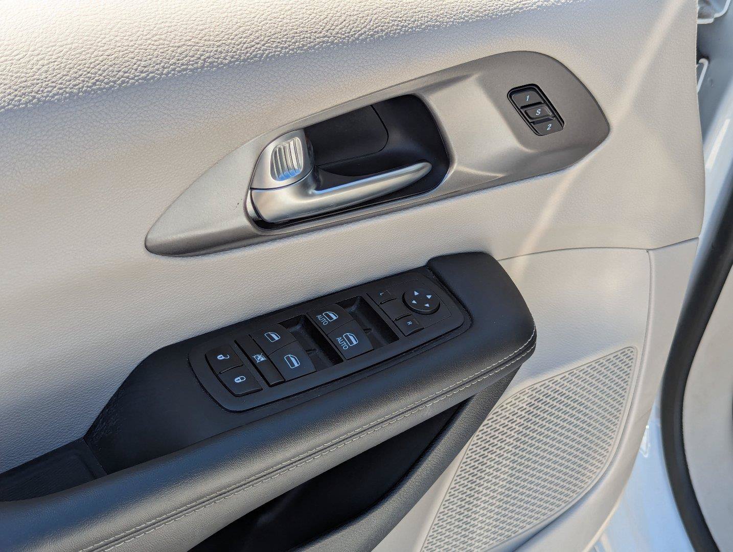 Used 2023 Chrysler Pacifica Touring-L FWD image 11