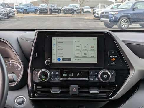 Certified 2023 Toyota Highlander XLE image 33