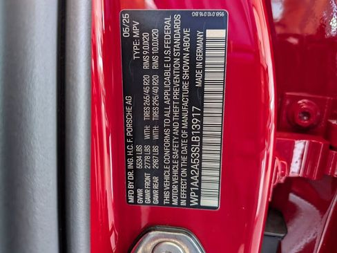 Certified 2025 Porsche Macan AWD/4WD image 30