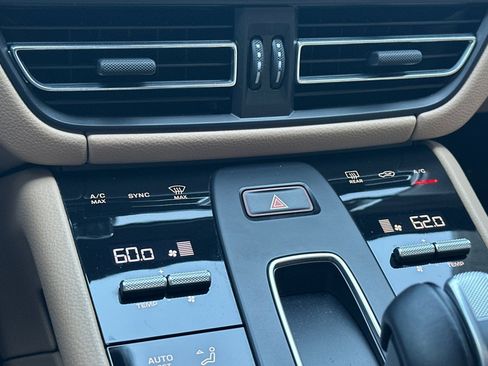Certified 2023 Porsche Macan AWD/4WD image 21