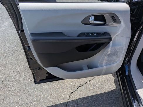 Certified 2024 Chrysler Pacifica Touring-L FWD image 10