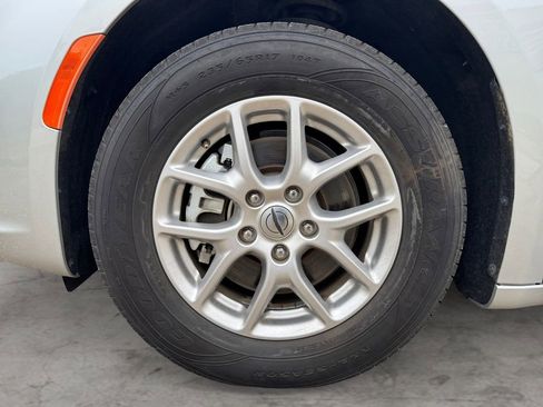 Used 2024 Chrysler Pacifica Touring-L FWD image 9