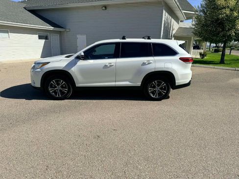 Used 2019 Toyota Highlander LE FWD image 2