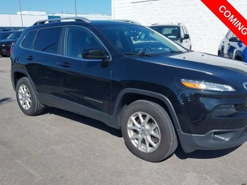 Used 2018 Jeep Cherokee Latitude w/ Safety Group AWD/4WD image 2