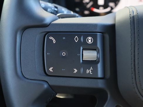 Used 2025 Land Rover Defender 110 V8 AWD/4WD image 19