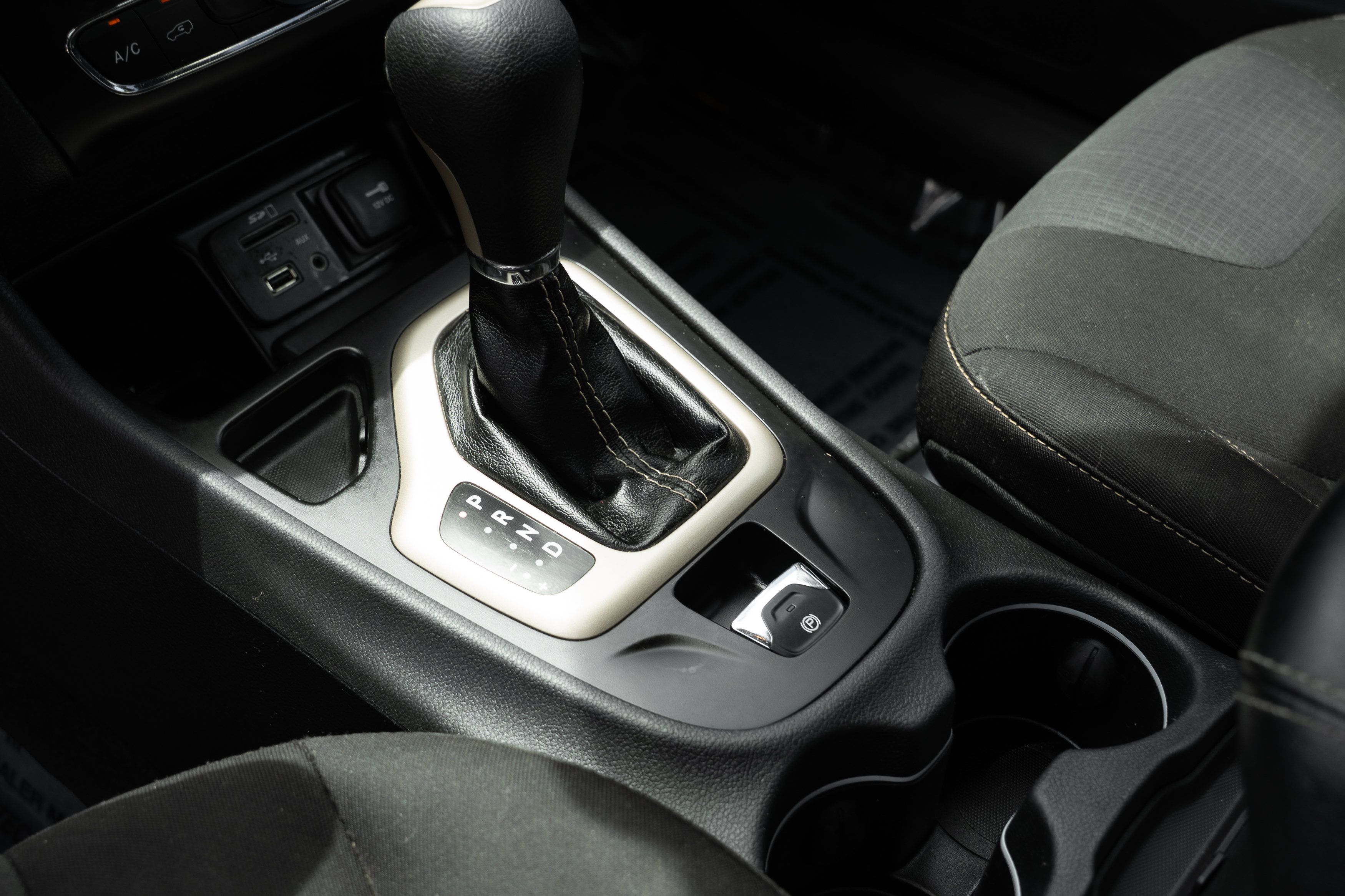Used 2016 Jeep Cherokee Latitude w/ Cold Weather Group FWD image 17