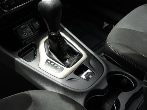 Used 2016 Jeep Cherokee Latitude w/ Cold Weather Group FWD image 17