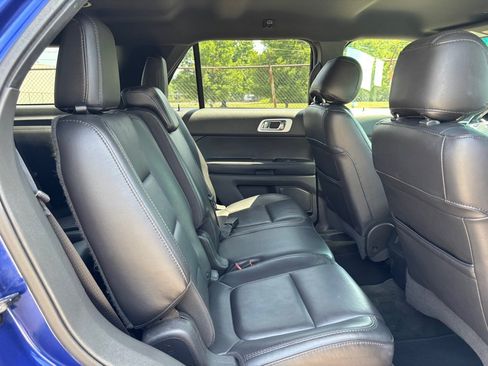 Used 2014 Ford Explorer XLT w/ Equipment Group 202A AWD/4WD image 12