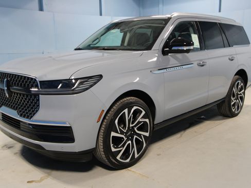 New 2026 Lincoln Navigator Reserve AWD/4WD image 33