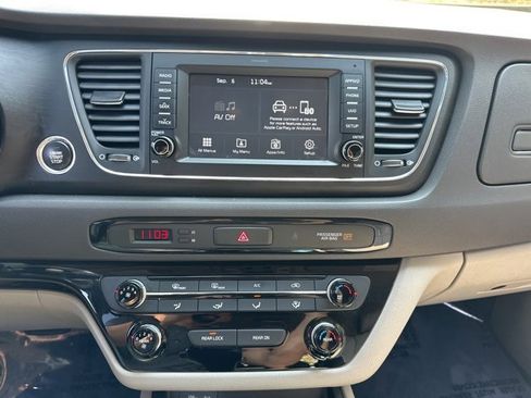 Used 2017 Kia Sedona LX w/ LX Essentials Premium Package image 17