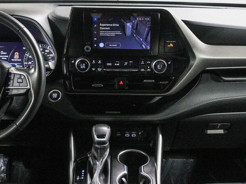 Used 2023 Toyota Highlander XLE FWD image 16