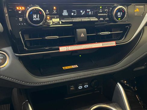 Certified 2025 Toyota Highlander Limited image 25