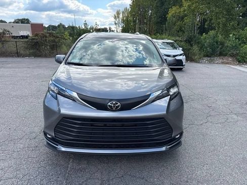 Used 2026 Toyota Sienna XLE FWD image 2