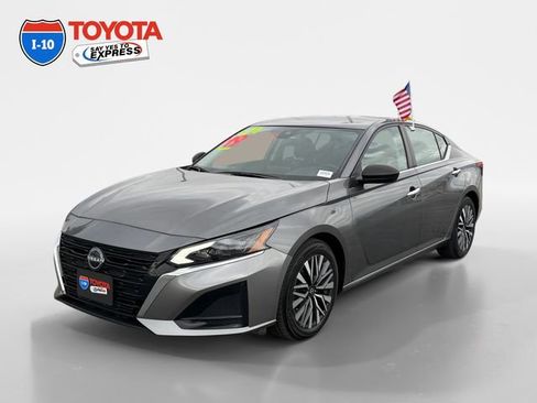 Used 2024 Nissan Altima 2.5 SV image 1