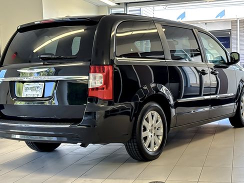 Used 2013 Chrysler Town & Country Touring FWD image 4