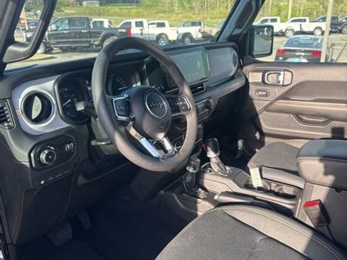 Used 2025 Jeep Wrangler Unlimited Sahara w/ Safety Group AWD/4WD image 10