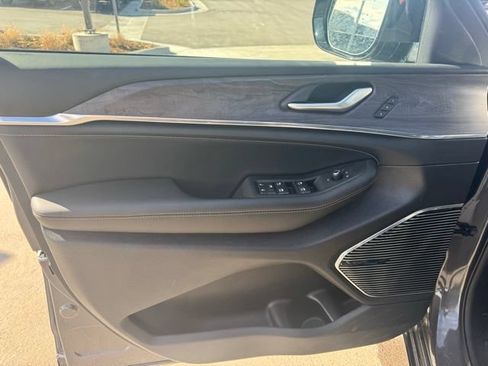 Certified 2025 Jeep Grand Cherokee Overland AWD/4WD image 12