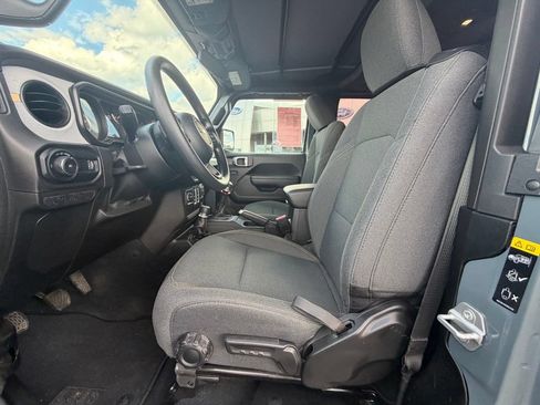 Used 2025 Jeep Wrangler Sport AWD/4WD image 12