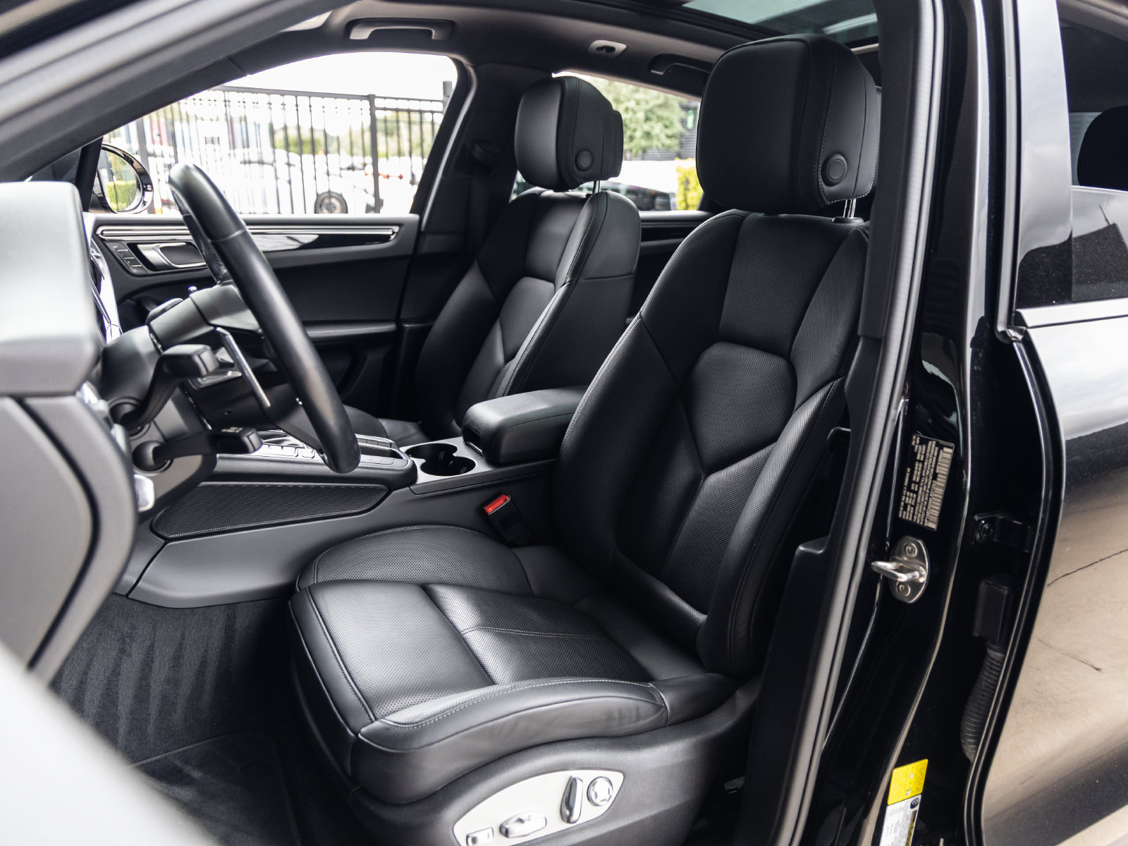 Certified 2019 Porsche Macan S AWD/4WD image 5
