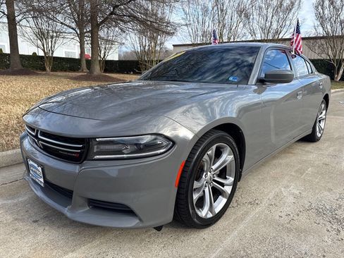 Used 2017 Dodge Charger SE image 4