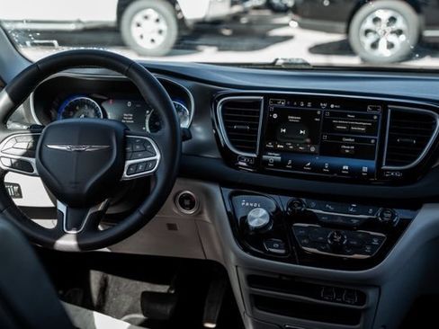 Used 2023 Chrysler Pacifica Touring-L FWD image 13