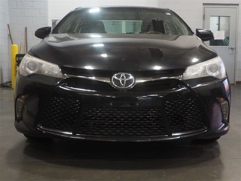 Used 2016 Toyota Camry XLE image 2