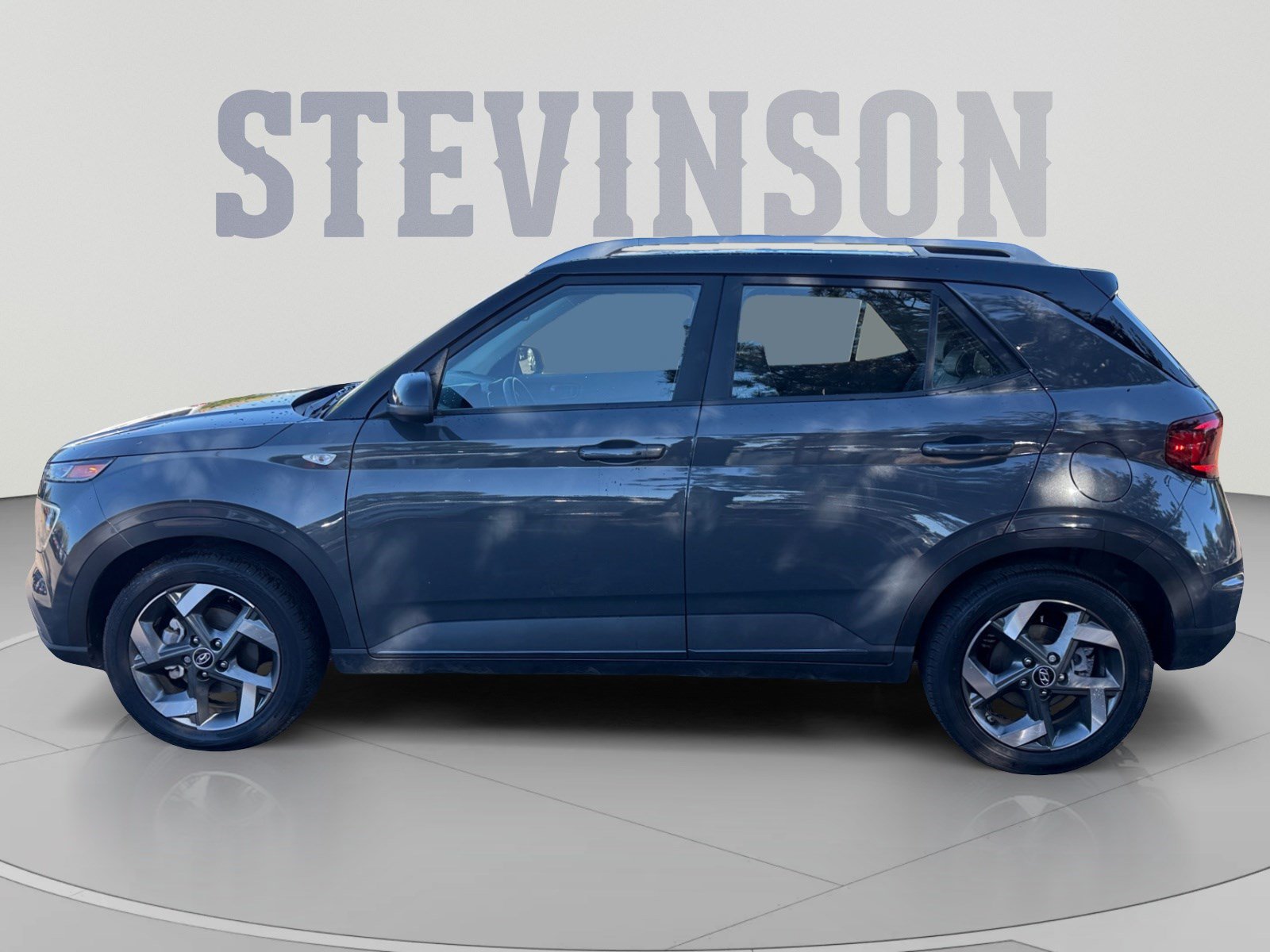 Used 2024 Hyundai Venue Limited FWD image 2