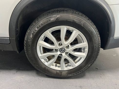 Used 2019 Nissan Rogue SV image 17