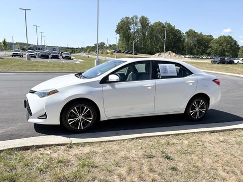 Used 2018 Toyota Corolla LE w/ LE Premium Package w/Moonroof FWD image 4