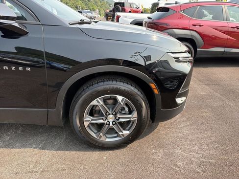 Used 2025 Chevrolet Blazer LT AWD/4WD image 2