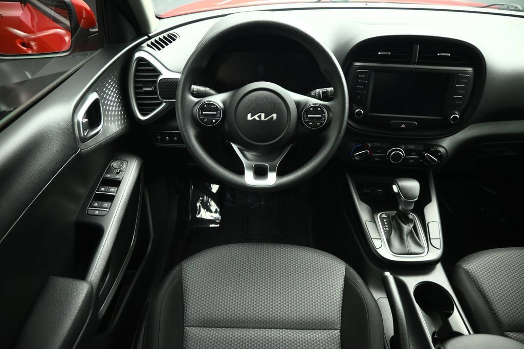 Used 2025 Kia Soul LX w/ LX Technology Package FWD image 33