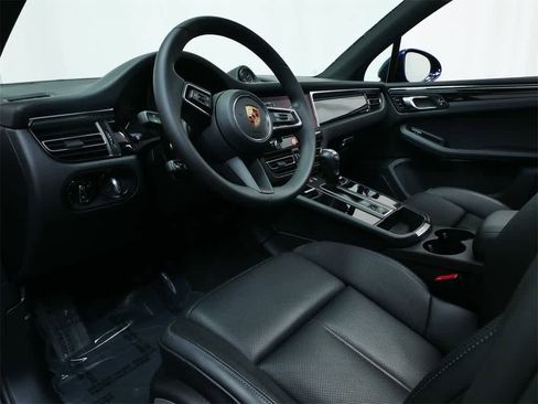 Used 2025 Porsche Macan image 4