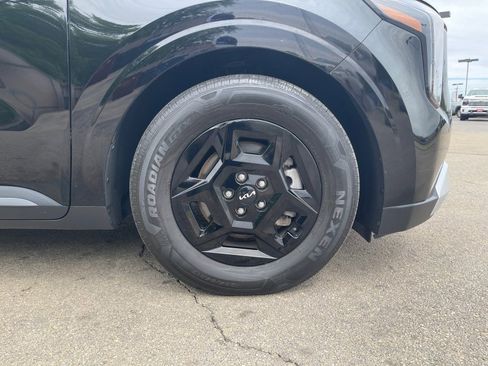 Used 2025 Kia Carnival FWD image 16