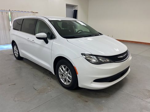 Used 2022 Chrysler Voyager LX image 2