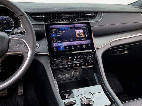 Used 2025 Jeep Grand Cherokee L Limited w/ Luxury Tech Group II image 9